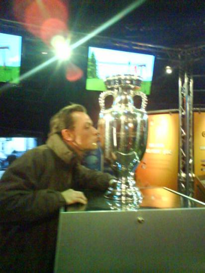 Quand le champion du Monde embrasse la coupe d'Europe...